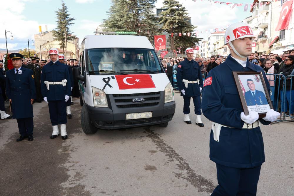 Şehit astsubayın eşinden oğluna: Başını dik tut, senin baban kahraman