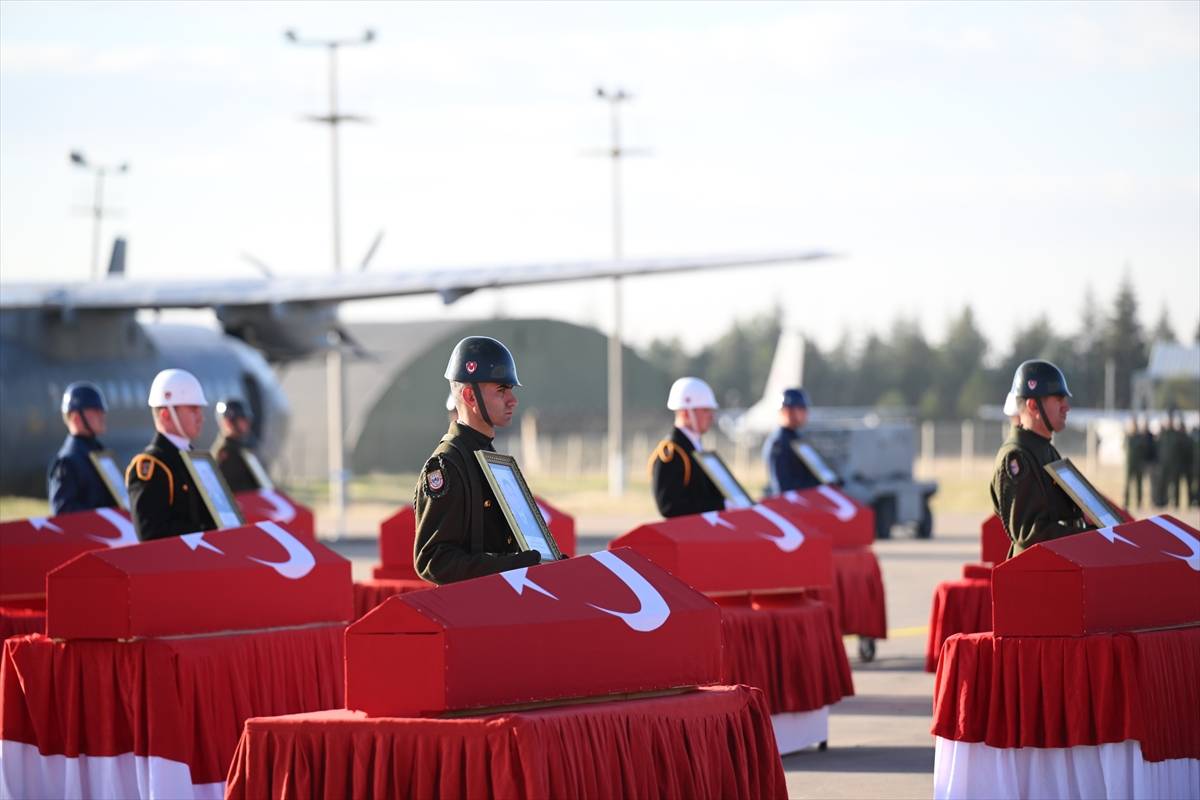 turkiye-sehitlerini-ugurluyor-4.jpg