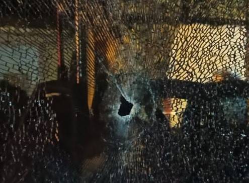 Çok sayıda yolcunun bulunduğu otobüse silahlı saldırı