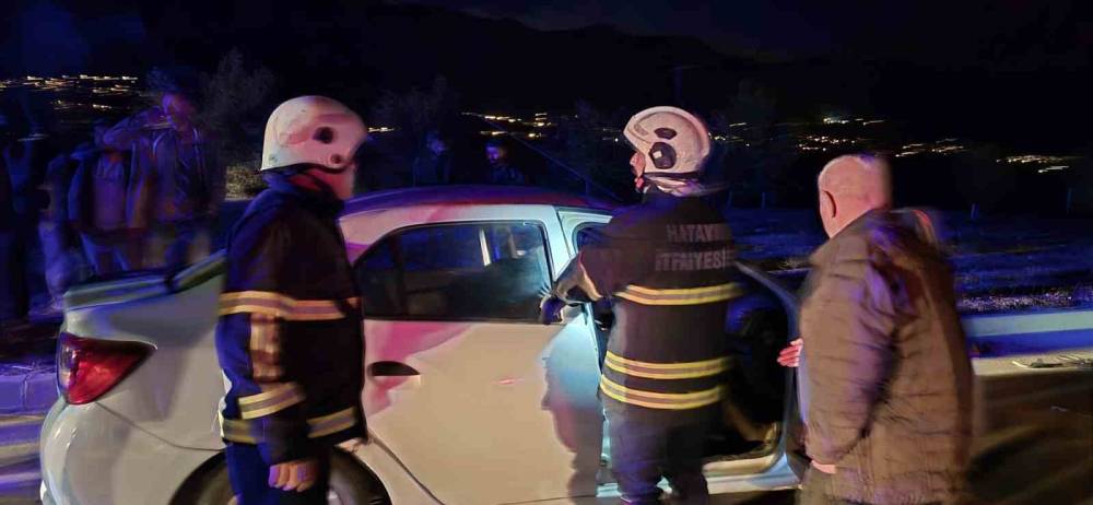 İki otomobil çarpıştı: 4 kişi yaralandı