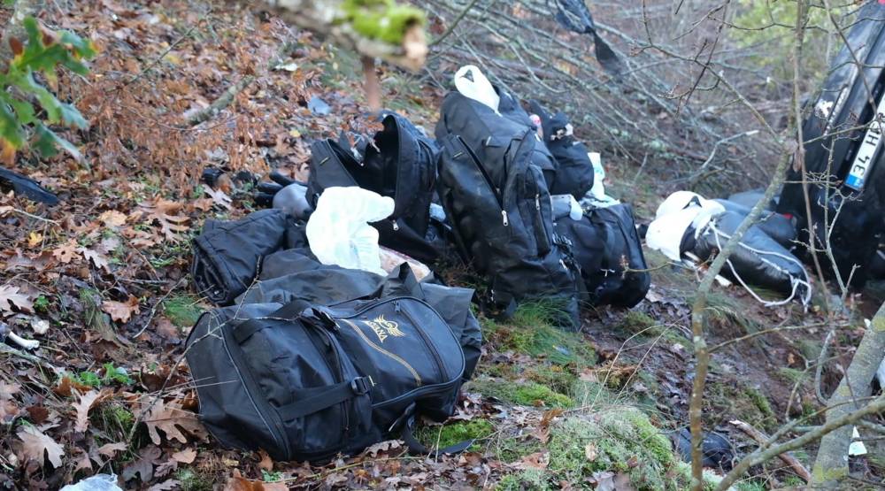 Kaçak göçmenleri taşıyan otomobil devrildi: Çok sayıda yaralı var