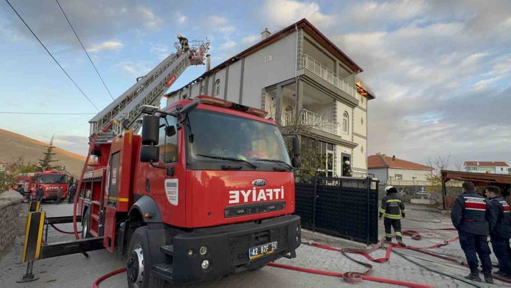 Konya'da üç katlı binada yangın!