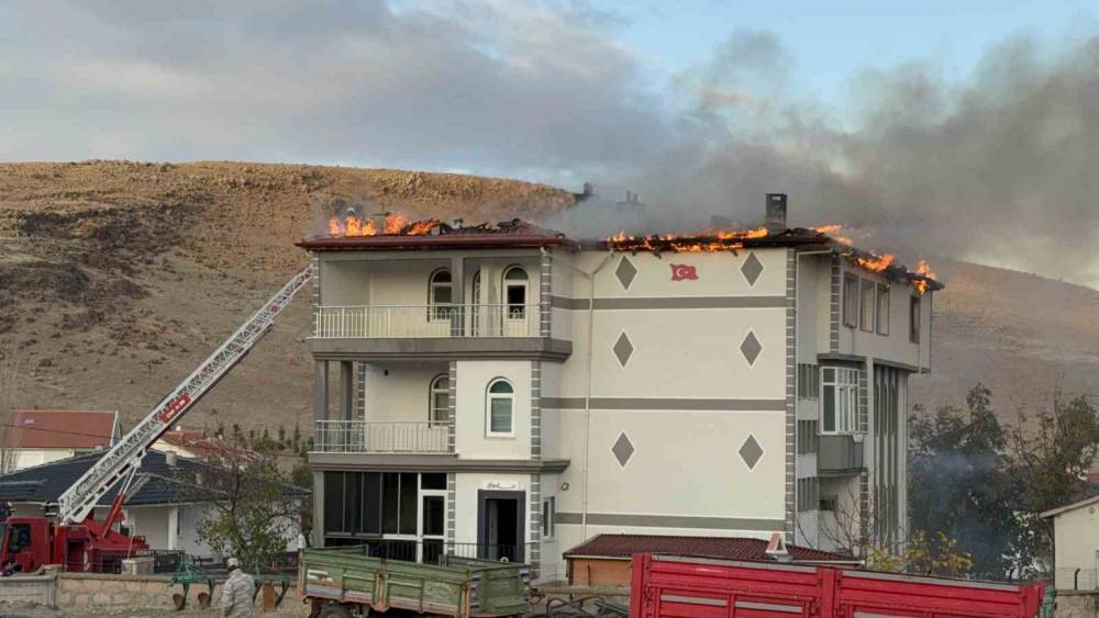 Konya'da üç katlı binada yangın!