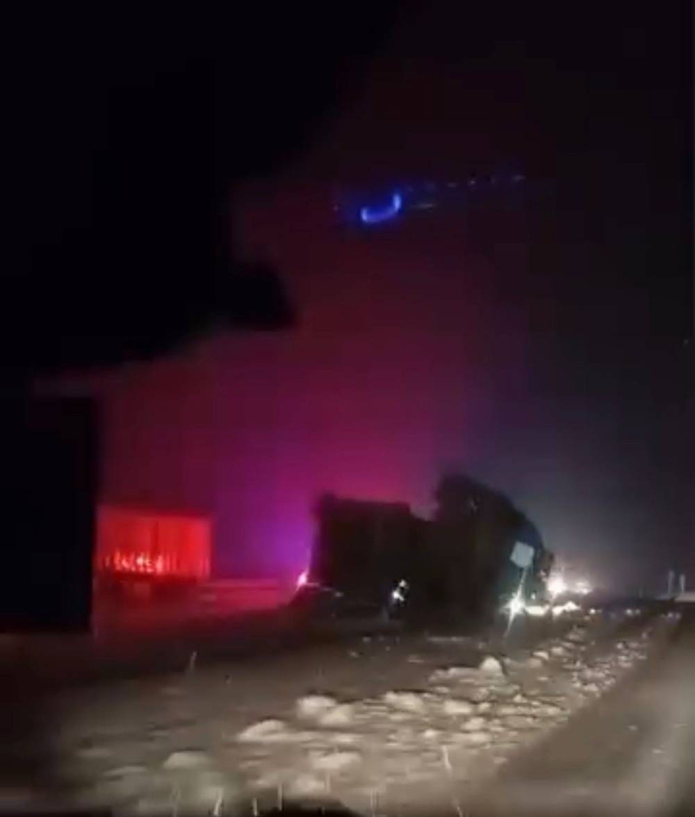 Yardım için duran TIR'a hafif ticari araç çarptı: 1 ölü, 5 yaralı