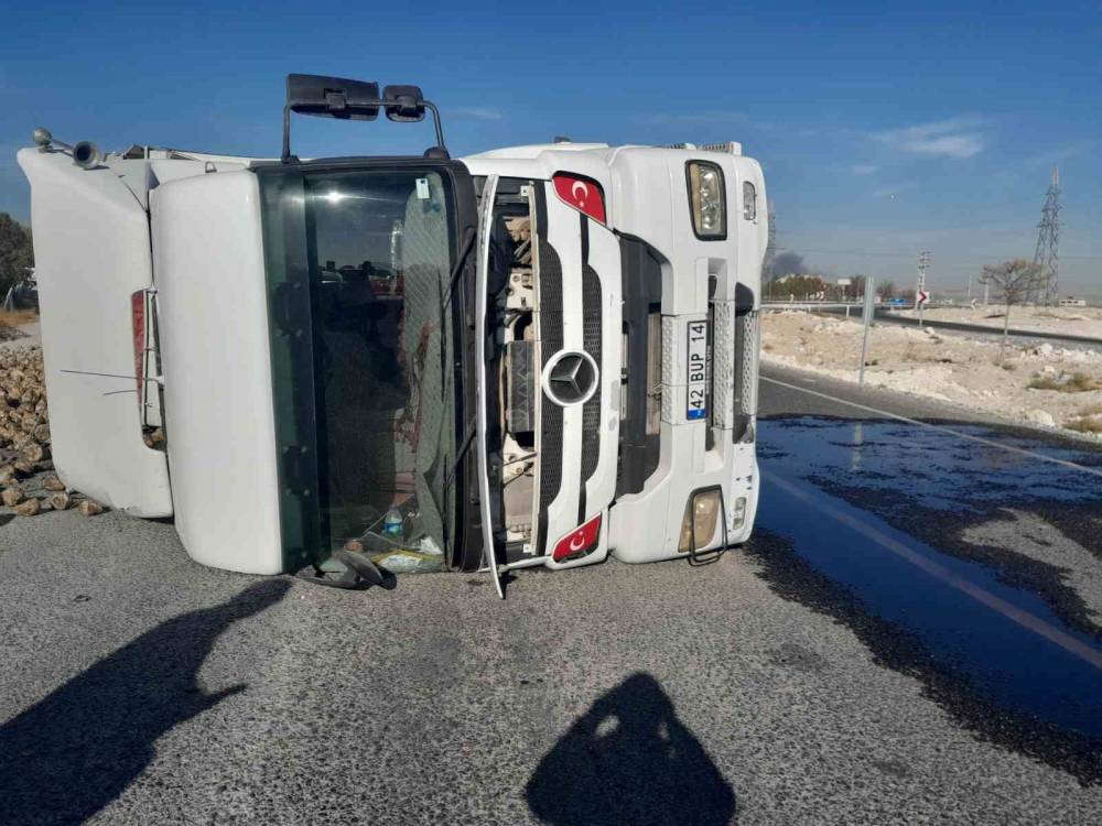 Konya'da pancar yüklü tır devrildi