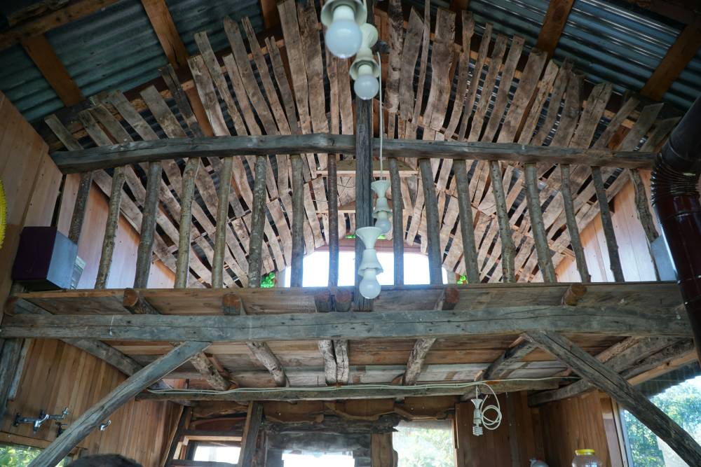 Atık malzemeden manzaralı ağaç ev yaptılar