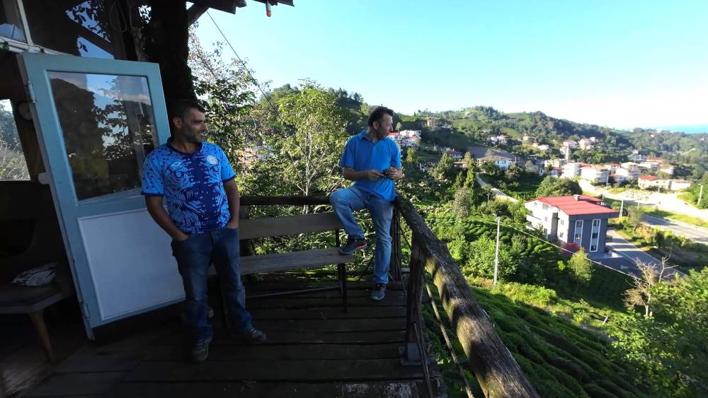 Atık malzemeden manzaralı ağaç ev yaptılar