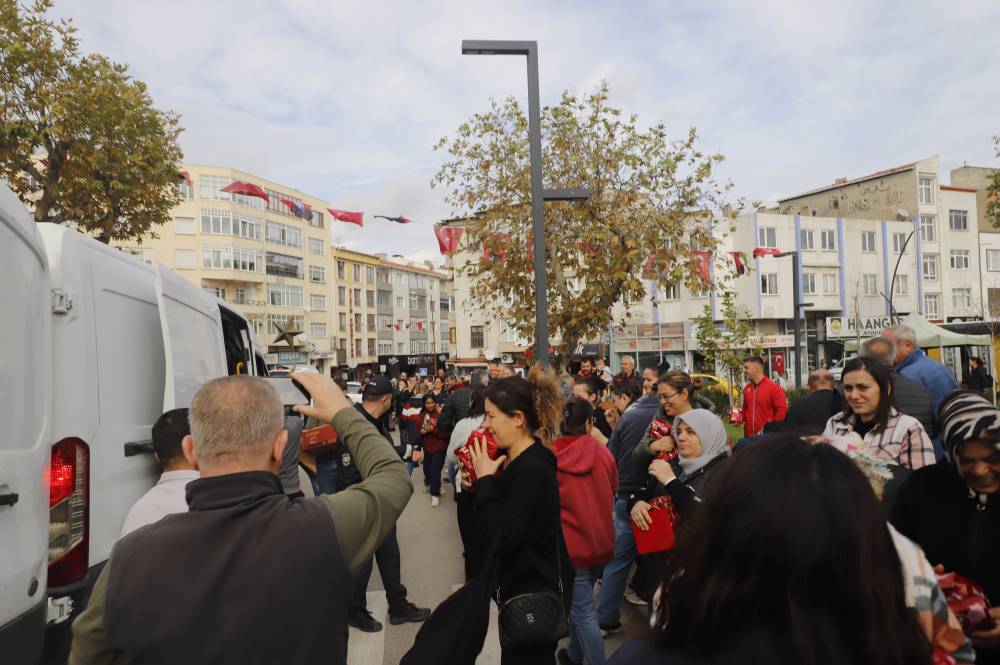Kek izdihamı; çocuklar ezilme tehlikesi geçirdi
