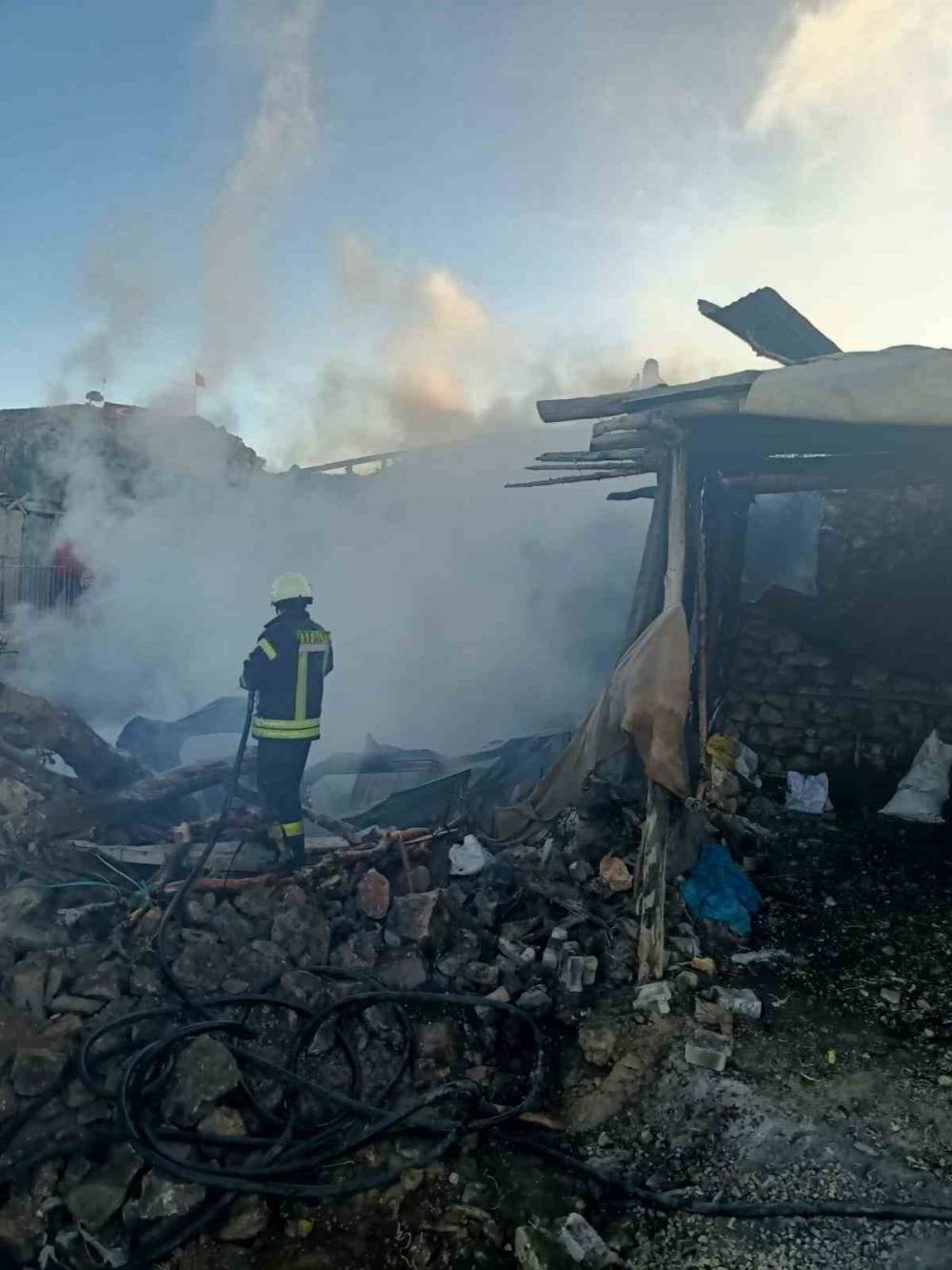 Ahırda başlayan yangın iki eve sıçradı