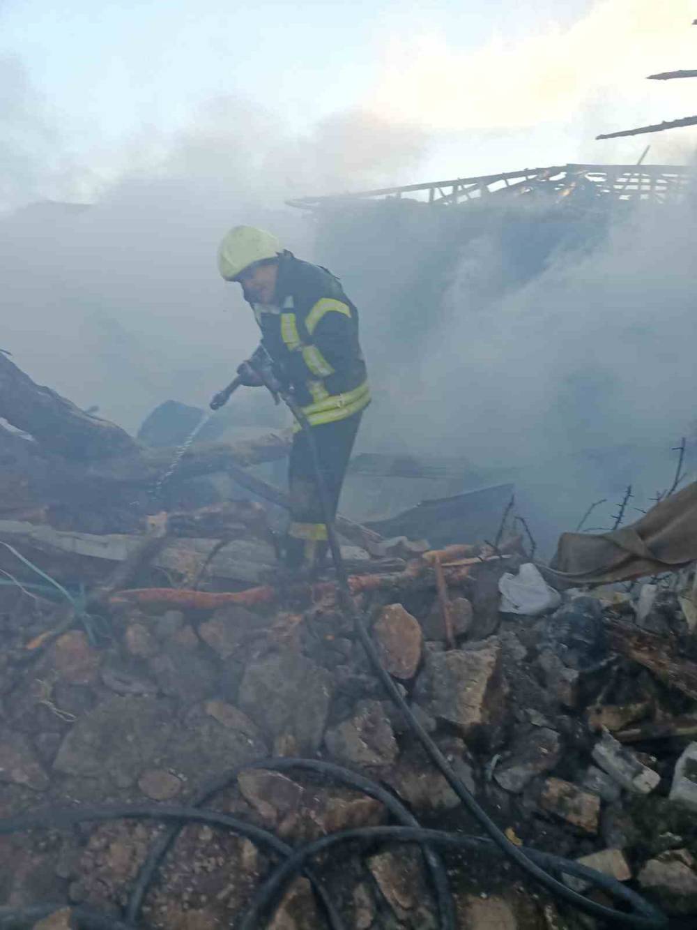 Ahırda başlayan yangın iki eve sıçradı