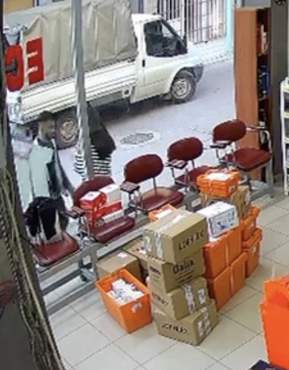 Hava almak için dışarı çıkan eczacının üzerine atladı: "Çıplak sandım"