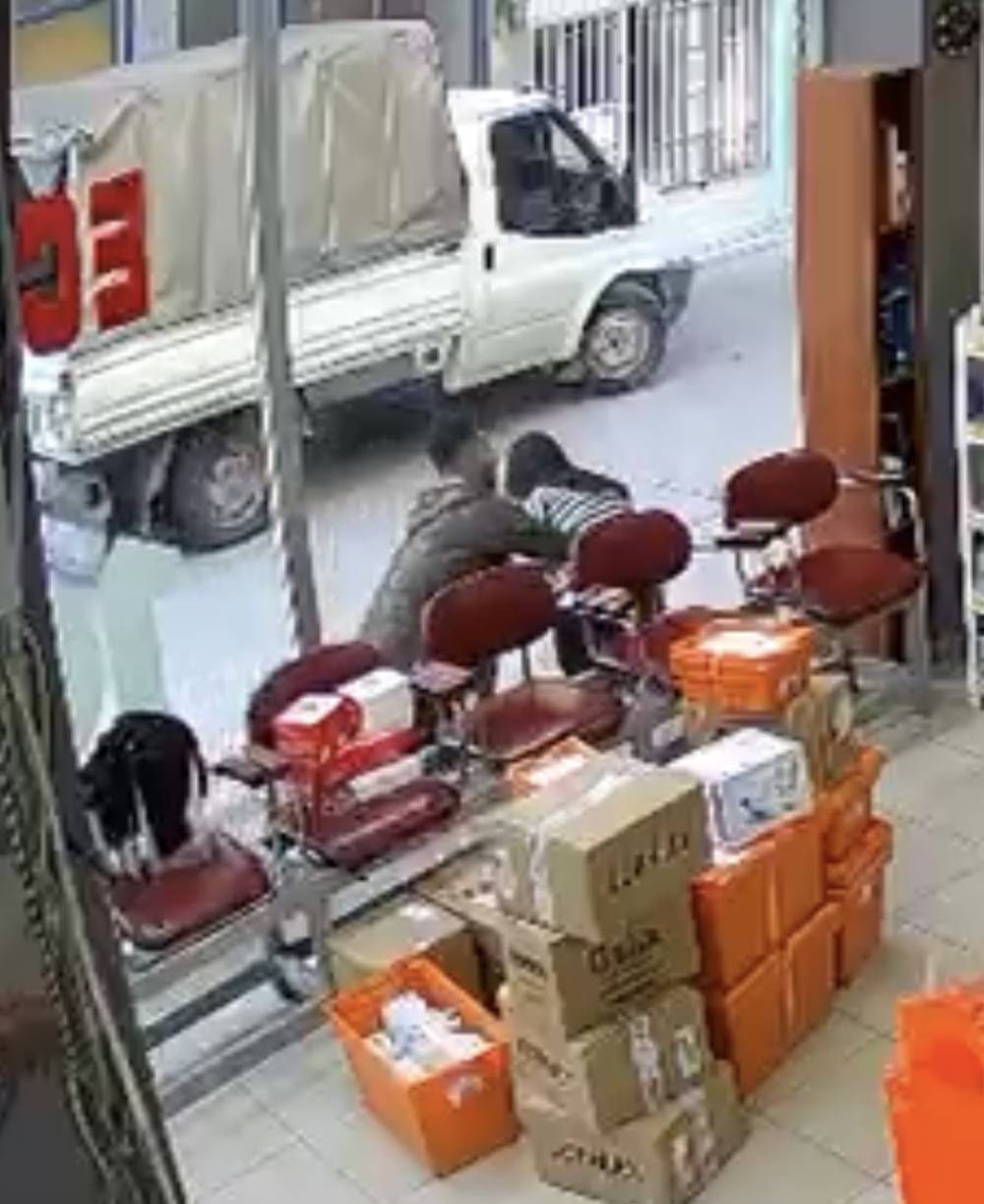 Hava almak için dışarı çıkan eczacının üzerine atladı: "Çıplak sandım"
