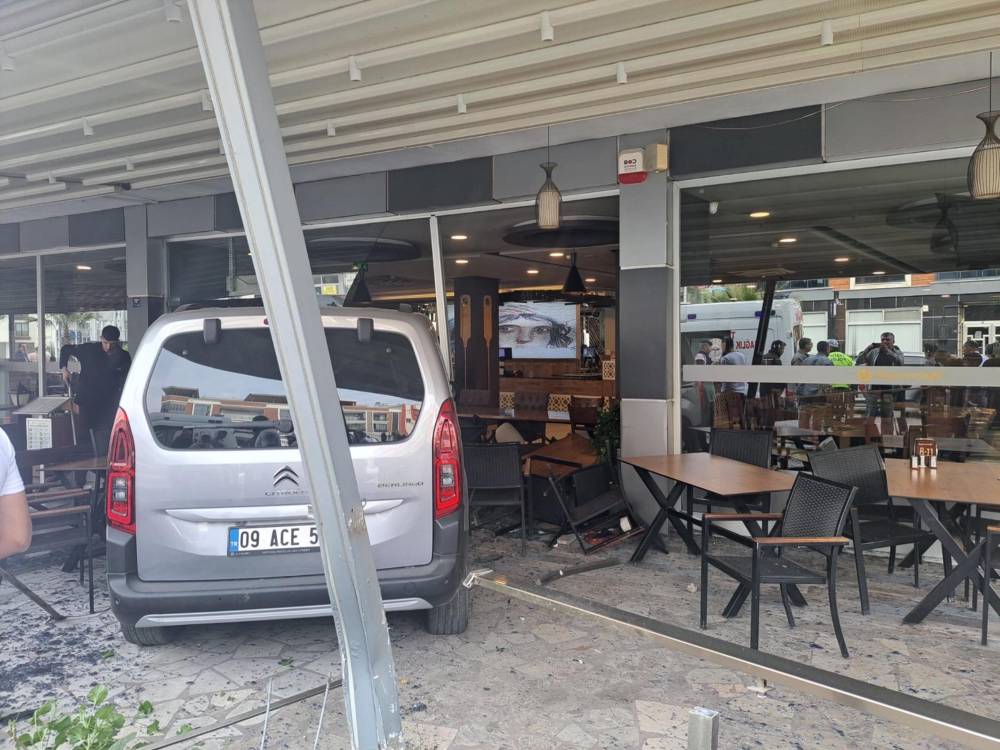 15 yaşındaki sürücü, otomobille restorana daldı