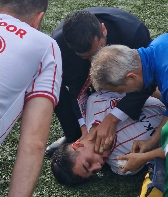 Amatör maçta futbolcu bilincini kaybetti