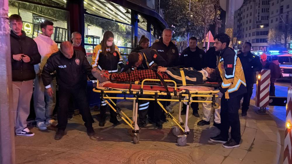 İkinci katın penceresinden kafenin tentesine düştü