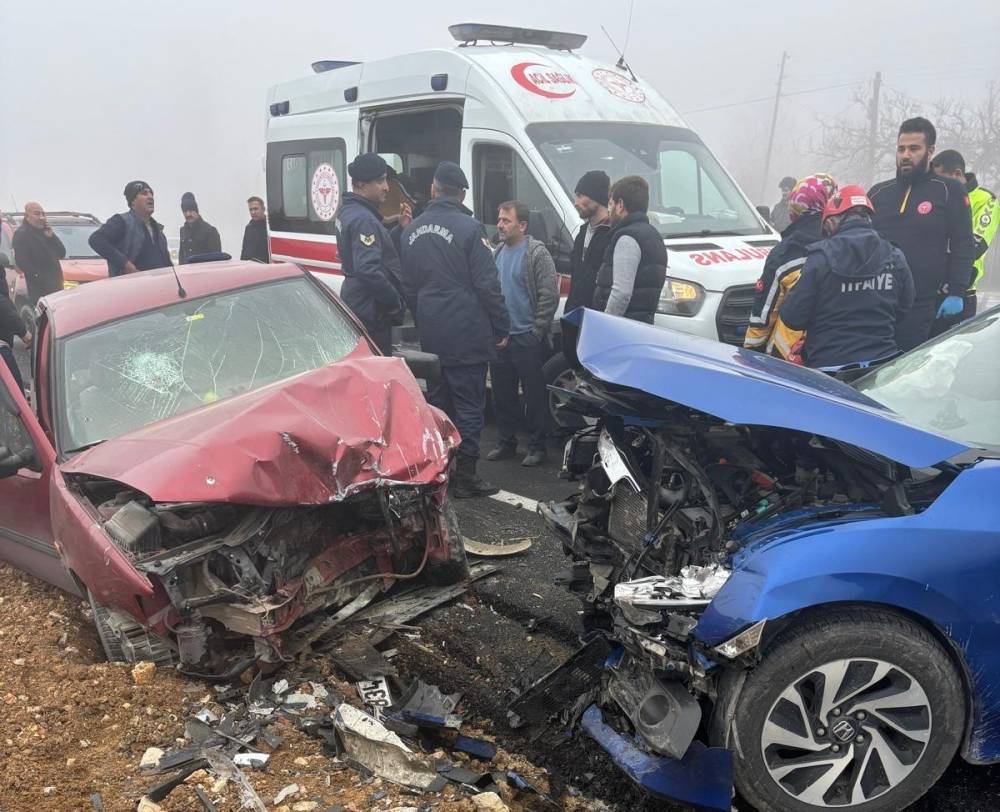 İki otomobil çarpıştı: 5 yaralı