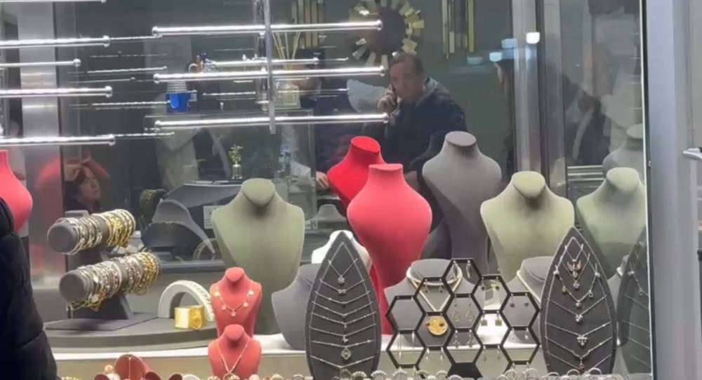 Kasklı soyguncu kuyumcudan 5 kilo altınla kaçtı