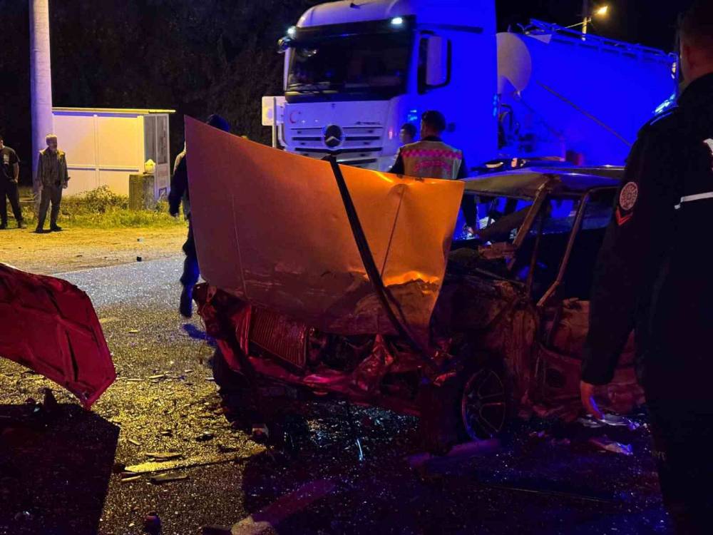 İki Tofaş araç kafa kafaya çarpıştı: 2’si ağır 3 yaralı