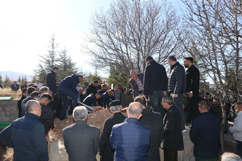 Küçücük bir yüreği toprağa vermenin tarifi yok... Okulda fenalaşarak ölen çocuk toprağa verildi