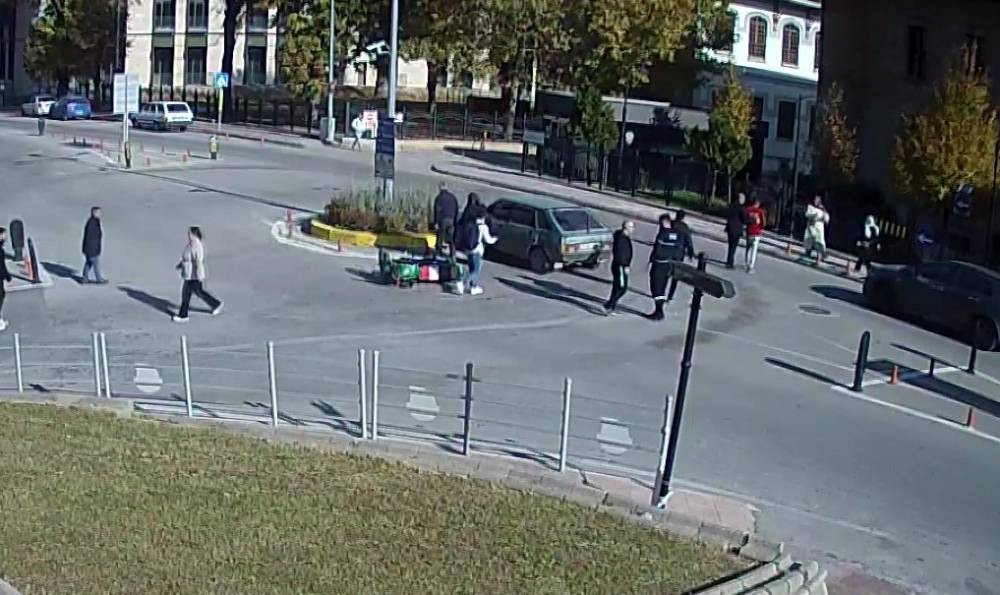 Motosikletli havada takla attı, ilk yaptığı şey fırlayan ayakkabısını giymek oldu