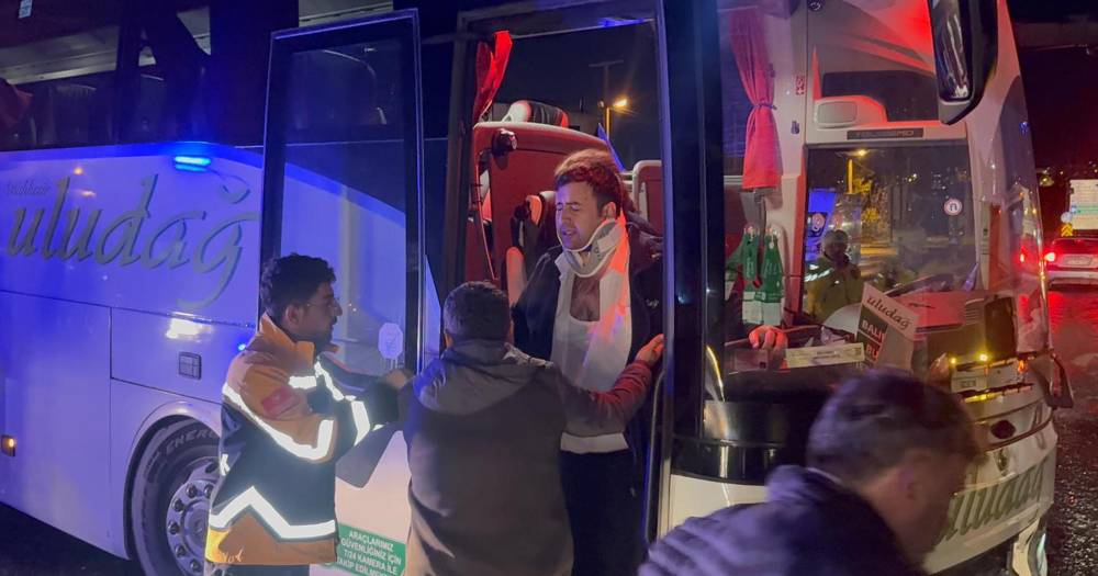 Yolcu otobüsü ile halk otobüsü çarpıştı; 9 yaralı