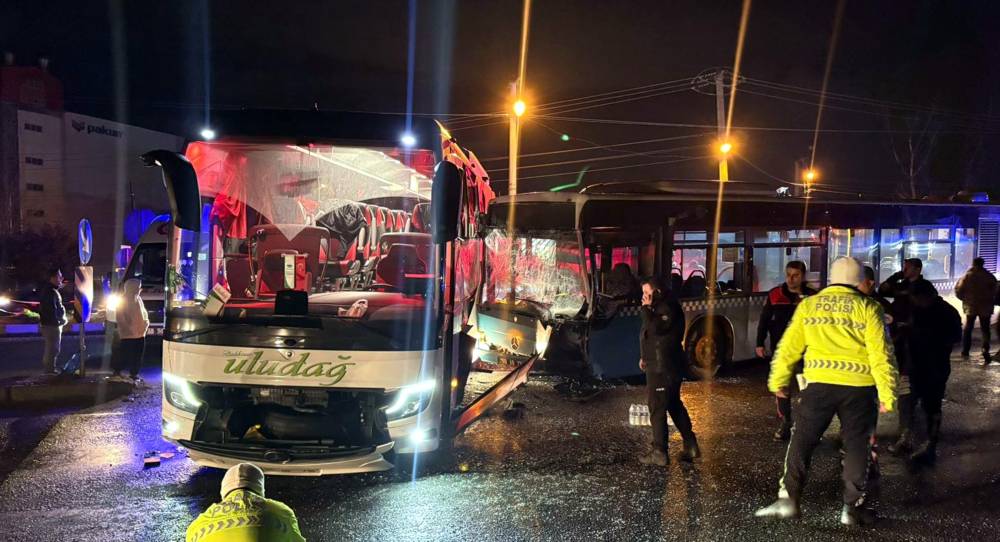 Yolcu otobüsü ile halk otobüsü çarpıştı; 9 yaralı