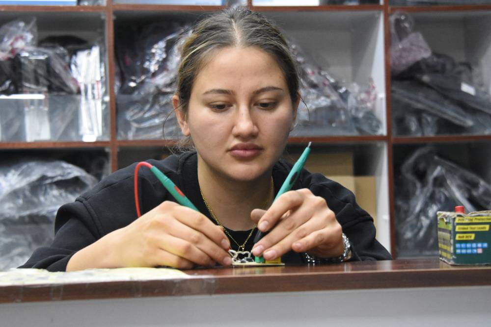 Konya'da esnaf baba ve kızları örnek oldu