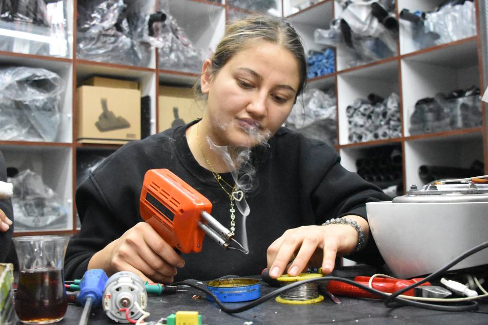 Konya'da esnaf baba ve kızları örnek oldu