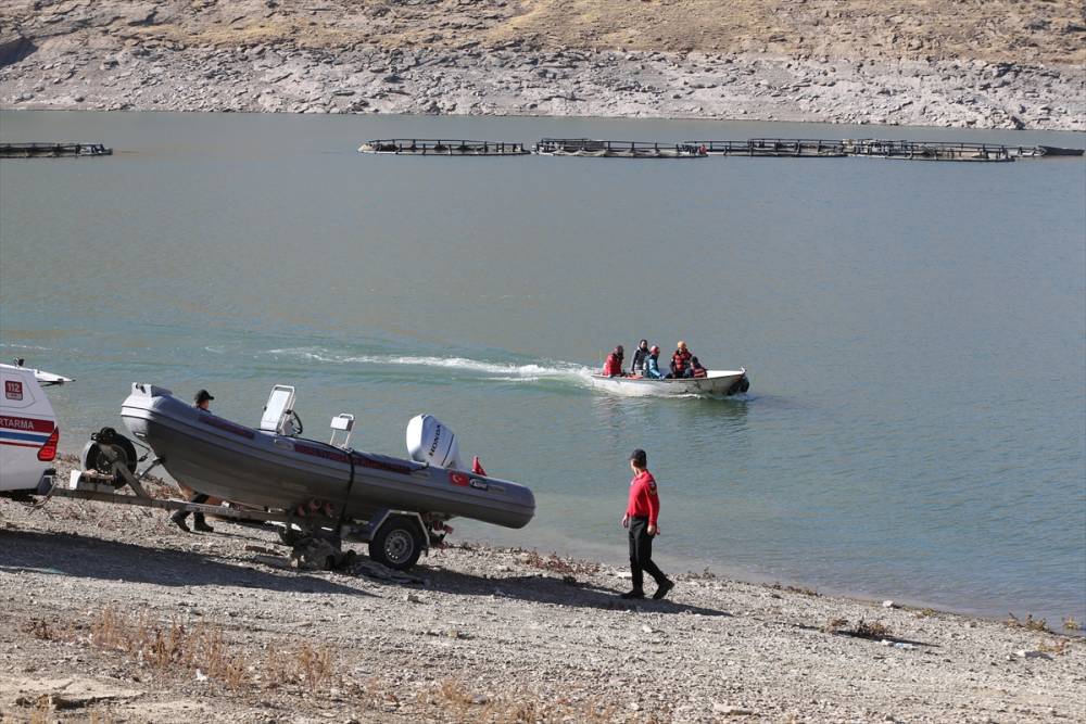 Otomobildeki iki kişinin cansız bedenine ulaşıldı