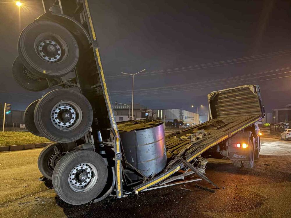 Demir rulo yüklü dorse ortadan ikiye ayrıldı