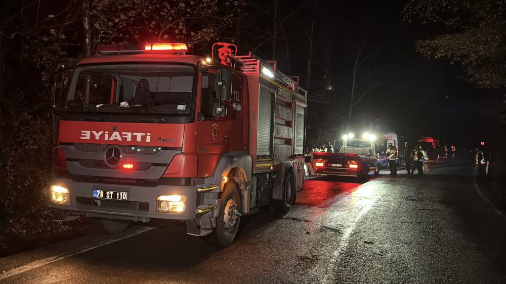 Ağaca çarpan hafif ticari aracın sürücüsü yanarak öldü