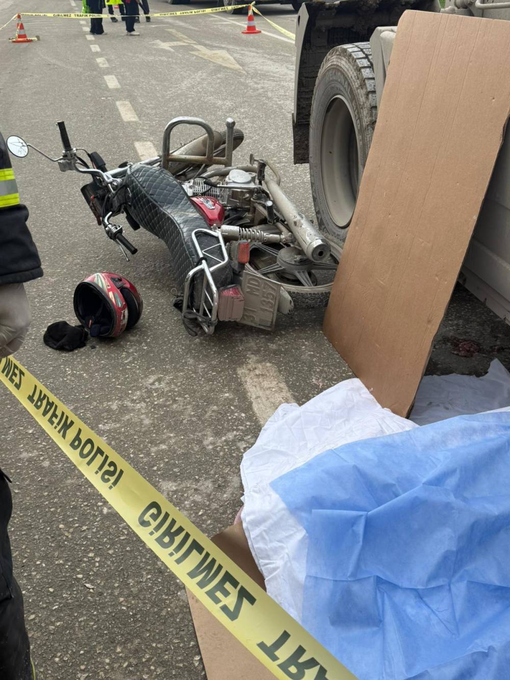 TIR ile motosiklet çarpıştı; anne ile bebeği öldü, 3 yaralı