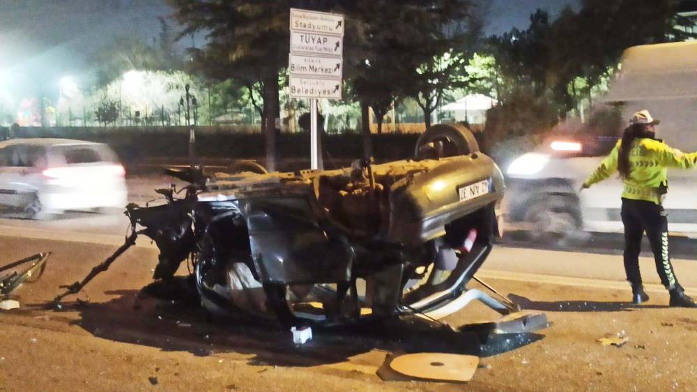 Konya'da Yeni İstanbul Caddesi üzerinde feci kaza! 1'i ağır 2 yaralı var