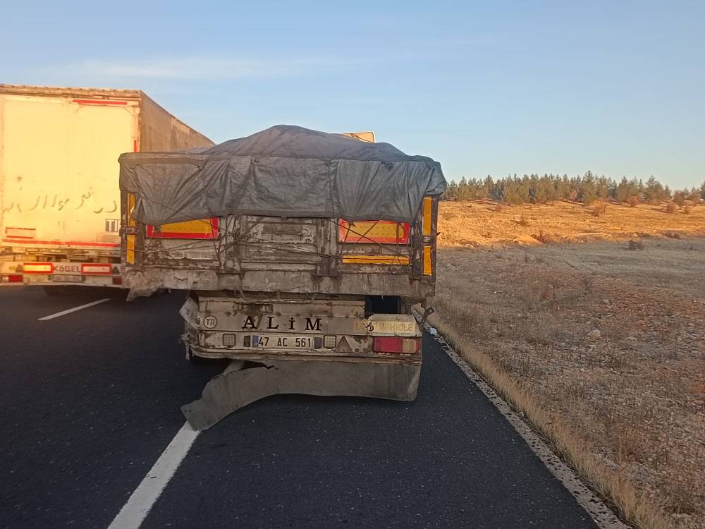 Otomobil, TIR'a arkadan çarptı: 1 ölü, 2 yaralı