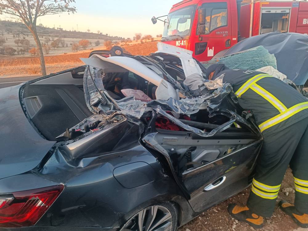 Otomobil, TIR'a arkadan çarptı: 1 ölü, 2 yaralı