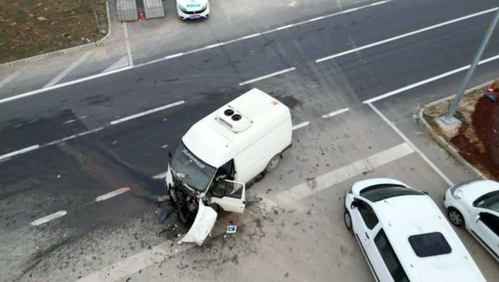 Öğrenci servis midibüsü ile kamyonet çarpıştı: 17 yaralı