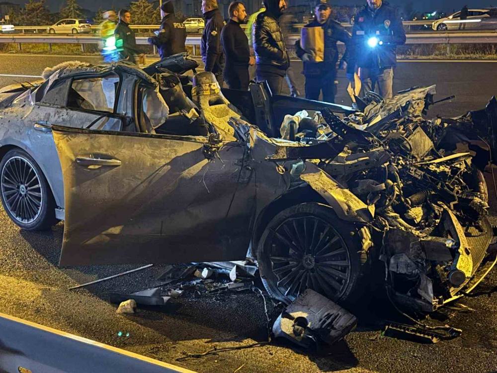 Ankara Çevreyolunda bir otomobil tırın altına girdi: 2 ölü 1 ağır yaralı