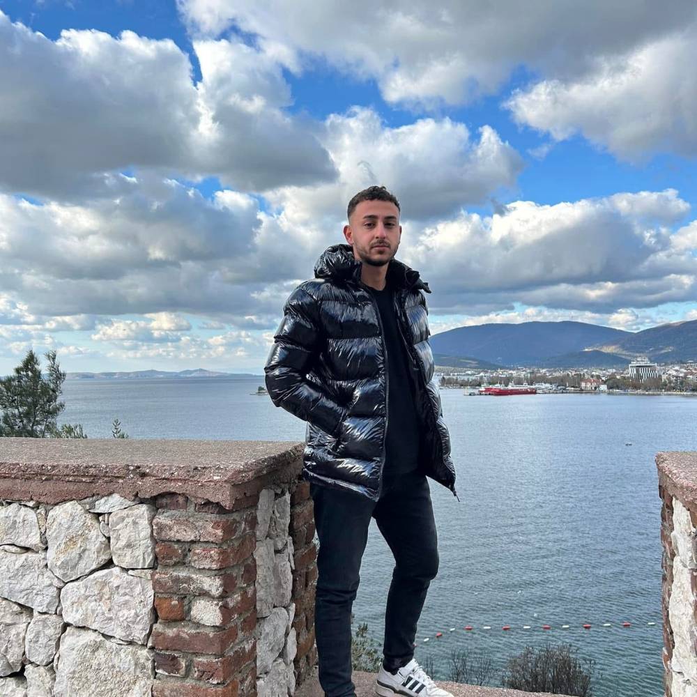 Sokakta başından vurulmuş halde bulunan genç hastanede öldü