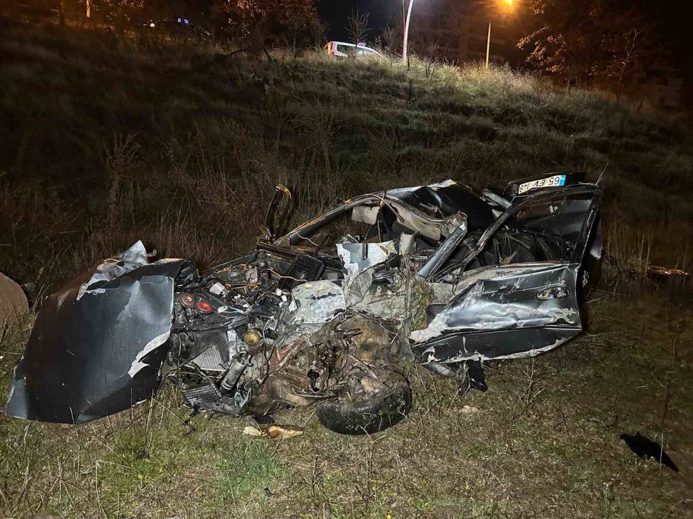 Şarampole devrilen otomobil hurdaya döndü: 2 ölü, 1 yaralı