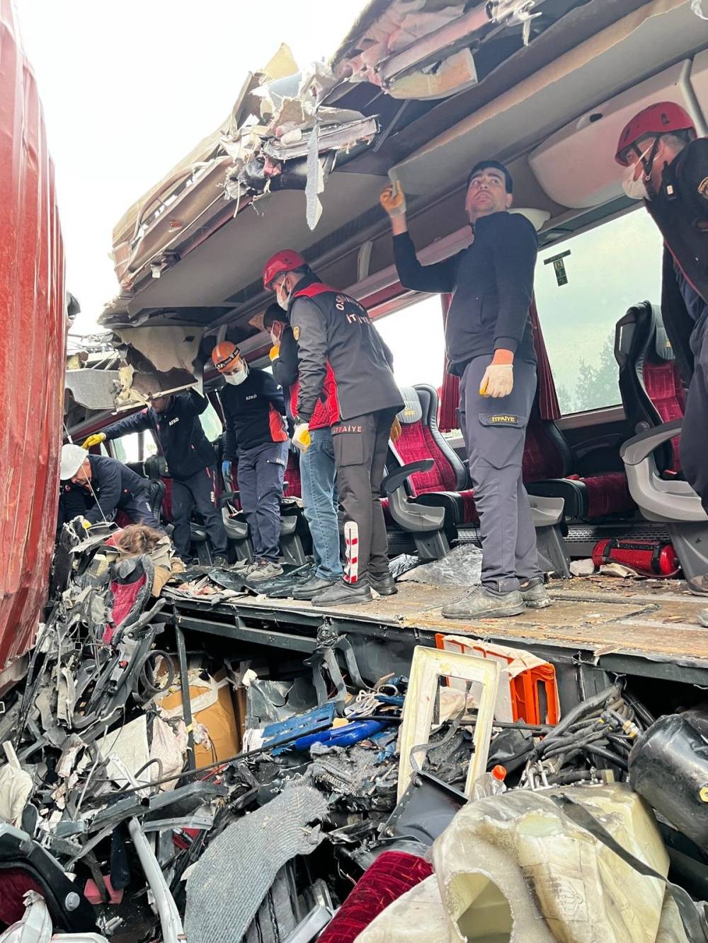 Yolcu otobüsü, otoyolda TIR'a çarptı; 6 ölü, 11 yaralı