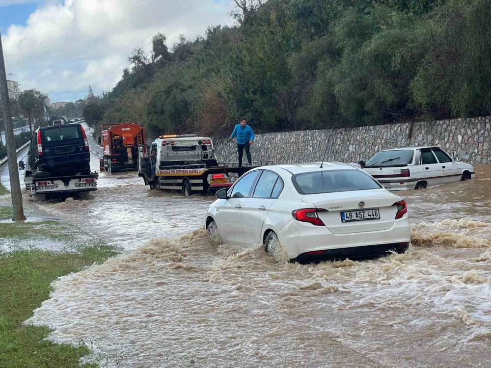 Antalya'da araçlar mahsur kaldı