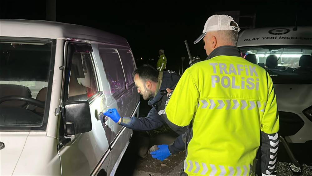 Polisten kaçarken kaza yapan minibüste 20 kaçak göçmen yakalandı