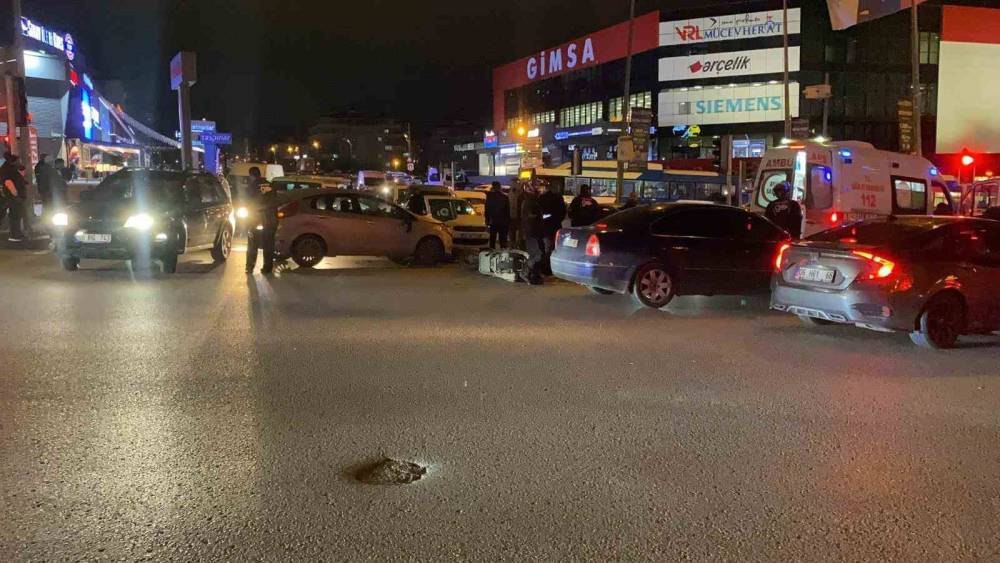Işık ihlali yapan otomobil, iki motosiklete çarptı: 2 yaralı