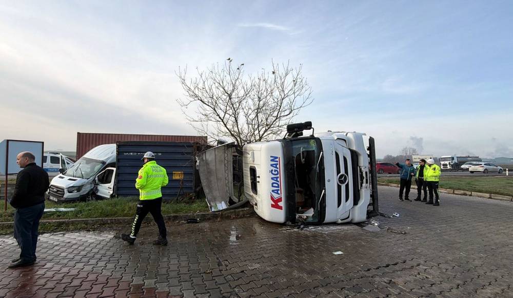 Refüjü aşıp karşı yöne geçen TIR, minibüse çarptı; 5 yaralı