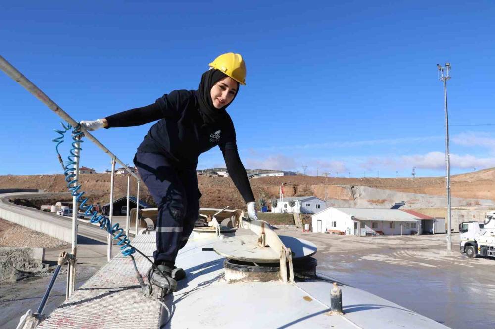 ‘Kadınsın yapamazsın’ dediler, tır şoförü oldu