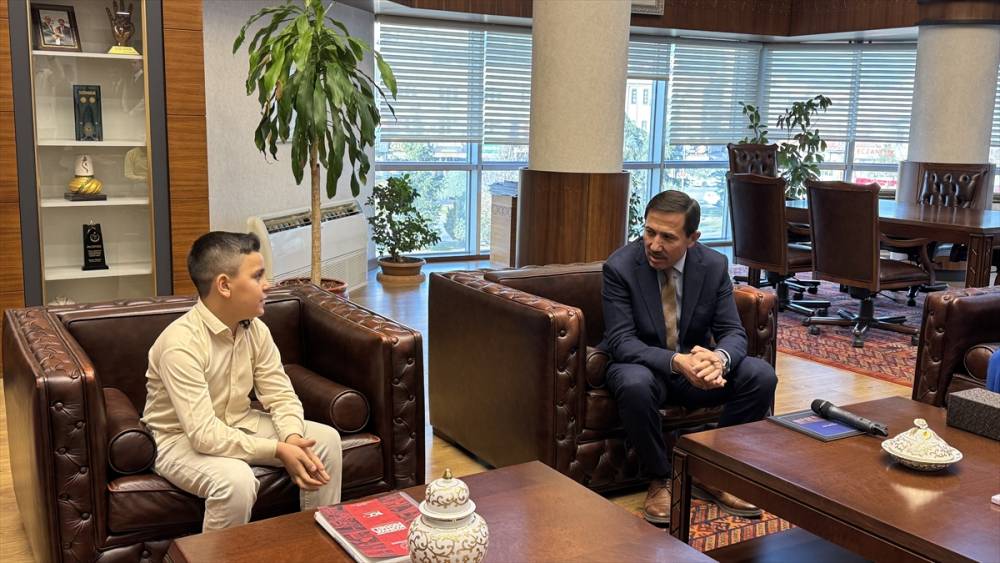 Konya'da okuldaki görüntüleri sosyal medyada ilgi çeken öğrencilere hediye