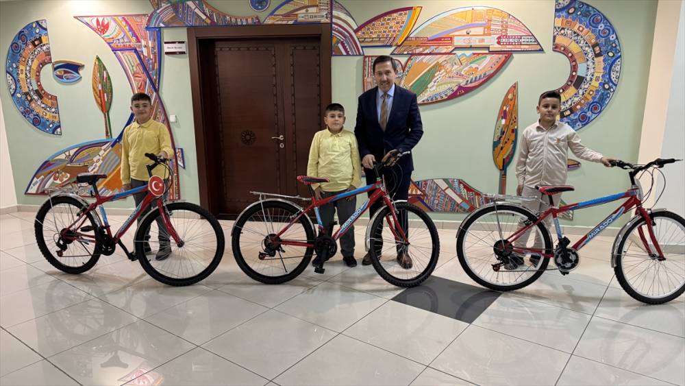 Konya'da okuldaki görüntüleri sosyal medyada ilgi çeken öğrencilere hediye