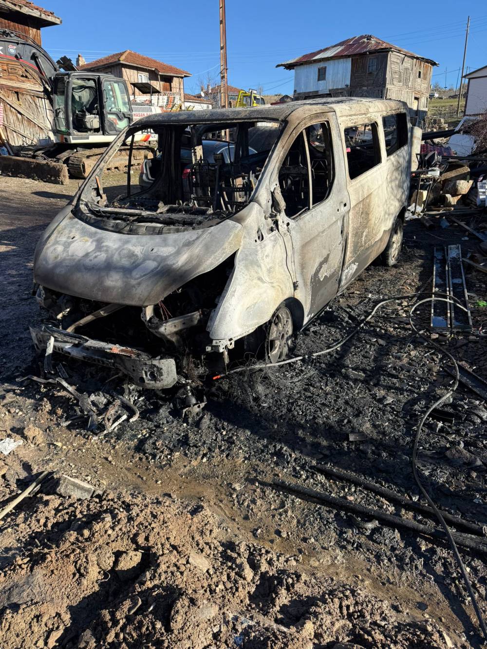 4 araç kundaklandı