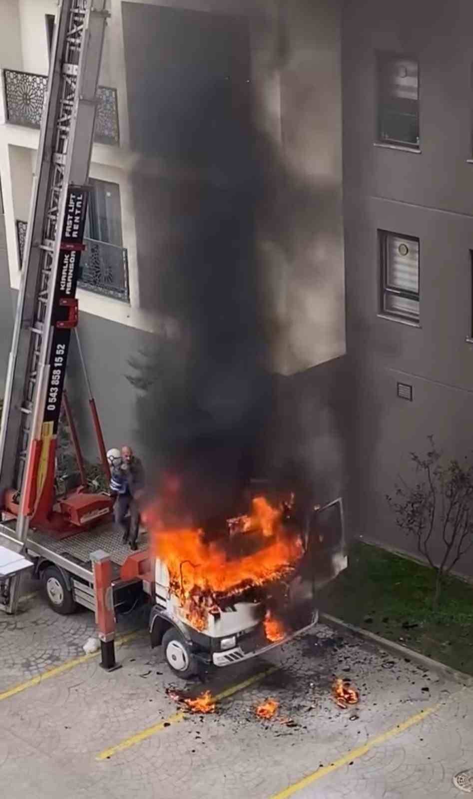 Ev taşıma kabusa döndü... Vinç alev aldı