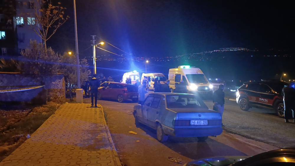 Kendisinden ayrılan kız arkadaşını evine girerken öldürdü